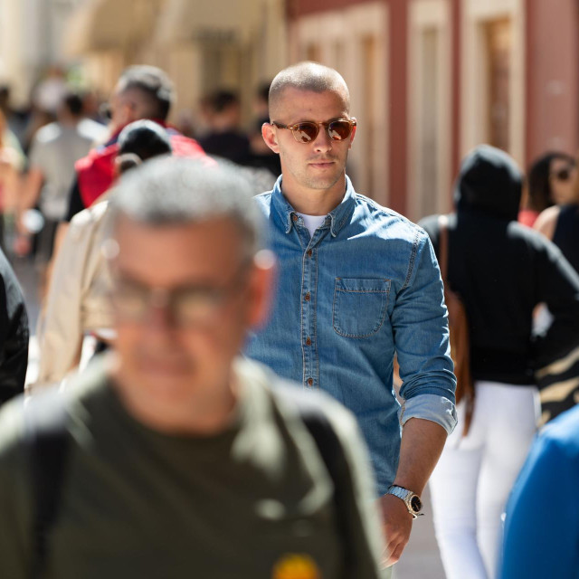 Zadar, 190425.
Zadrani uzivaju u subotnjoj setnji Poluotokom i ispijanju kava na terasama kafica.