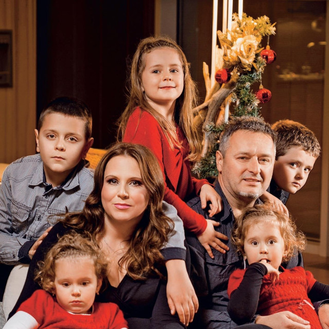 Marko Perković Thompson, supruga Sandra, kćeri Diva Marija, Katarina i Cvita, i sinovi Ante i Šimun Petar, 2013.
