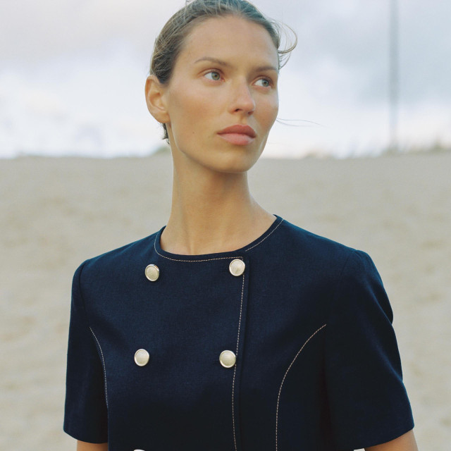 Zara traper sako na preklop s kratkim rukavima (prije 45,95 eura, sada 25,99 eura)