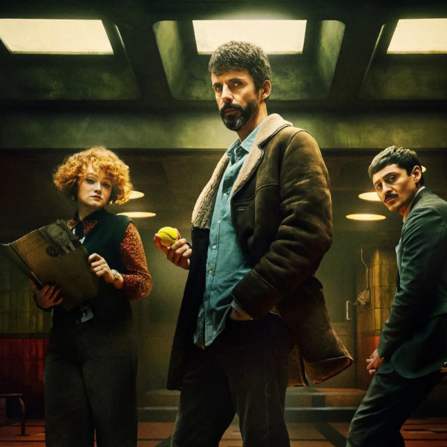 Leah Byrne, Alexej Manvelov i Matthew Goode

Odjel Q

Netflix