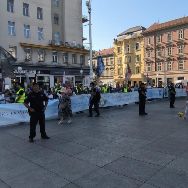 Molitelji na Trgu bana Jelačića