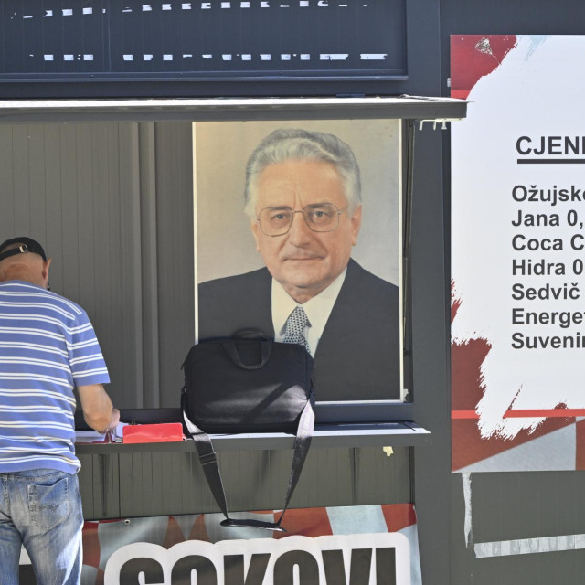 Štand na kojemu je istaknut portret Franje Tuđmana