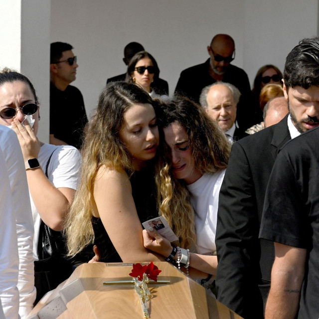 Rute Cardoso, supruga Dioga Jote, sa svojom sestrom. Lijes nose Jotini suigrači iz Liverpoola