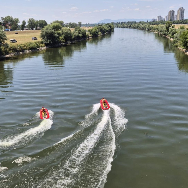 Crveni križ patrolira jet skijevima na Savi