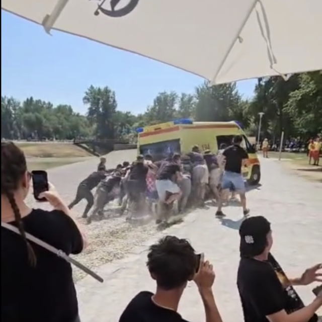 Vozilo Hitne pomoći zapelo je na Bundeku