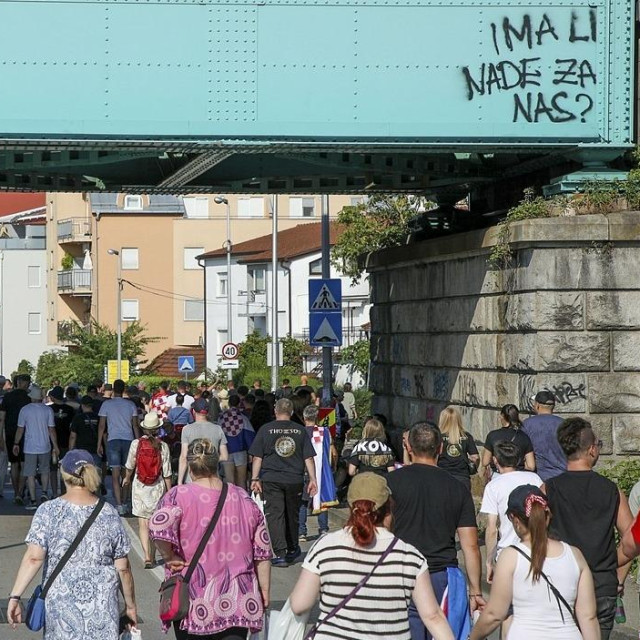 Ljudi hodaju prema Hipodromu