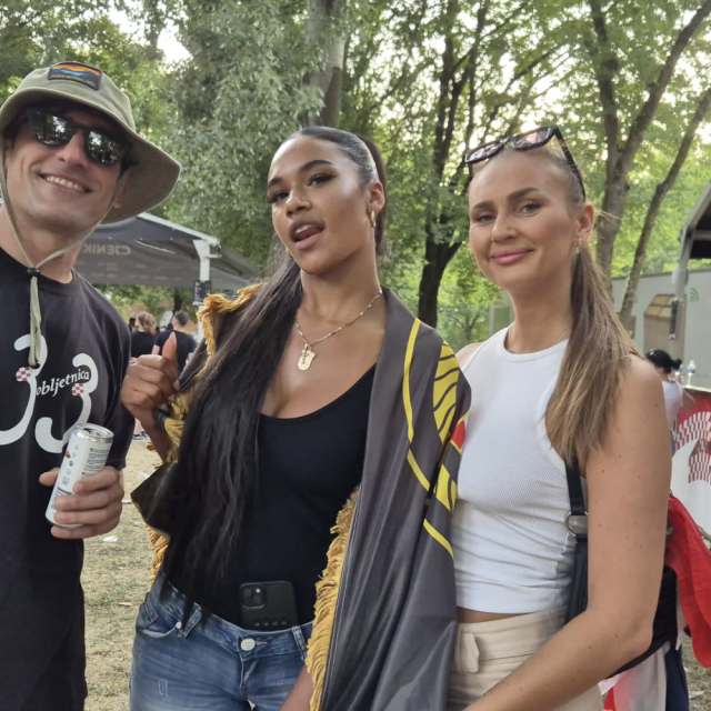 Sara Ilić (sredina) s društvom na Thompsonovom koncertu