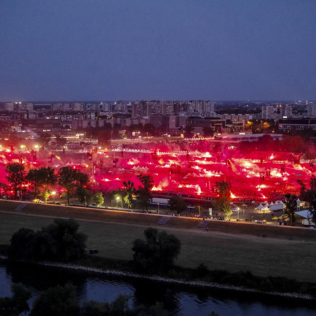 Panoramski pogled s nebodera na Prisavlju na Thompsonov koncert
