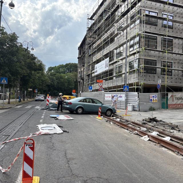 Automobil upao u tračnice na Langovom trgu