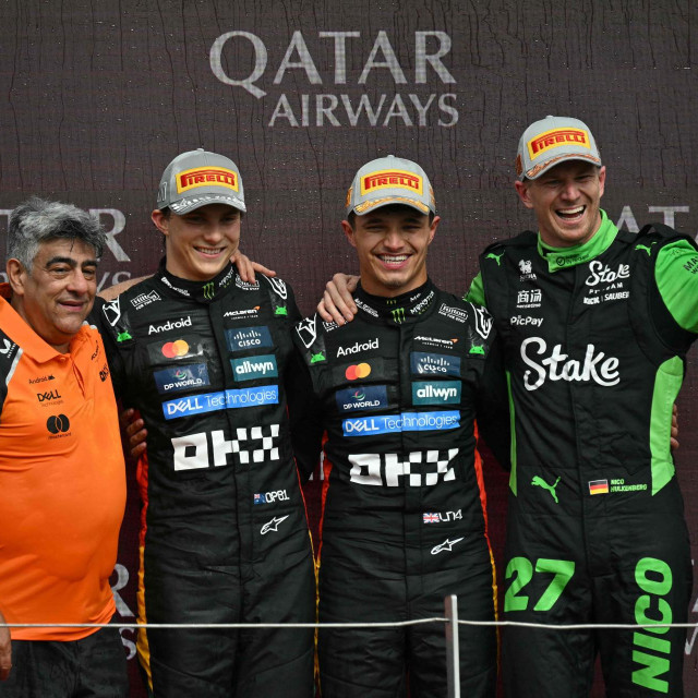 Mclarenov tehnički direktor Peter Prodromou, Oscar Piastri, Lando Norris i Nico Hulkenberg