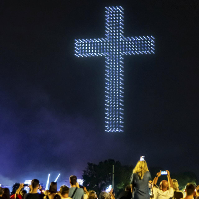 Svjetlosni efekti dronovima stvarali su na nebu iznad Zagreba križeve, Gospu, anđele, krunicu...