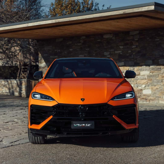 Lamborghini Urus SE. ilustracija