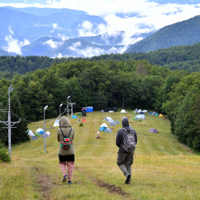 Delnice, 260723.
Izletiste Petehovac.
Cinehill Motovun Film Festival odvija se na dvije lokacije. Filmski maraton nakon prvog dijela u Motovunu, nastavio je svoj program na izletistu Petehovac, gdje nepovoljne vremenske prilike utjecu na raspored dogadjanja.
Na fotografiji: kamp na dnu skijaske staze.
