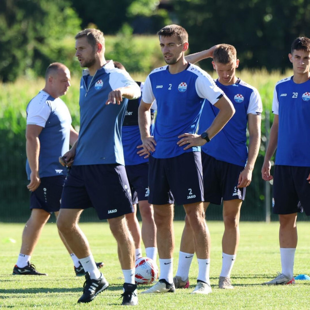Trener Mario Gregurina i igrači Slavena Belupa na treningu u Radencima