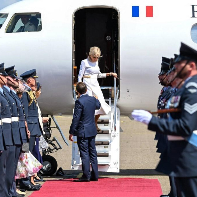 Trenutak kada je Brigitte Macron navodno ignorirala suprugovu gestu pomoći