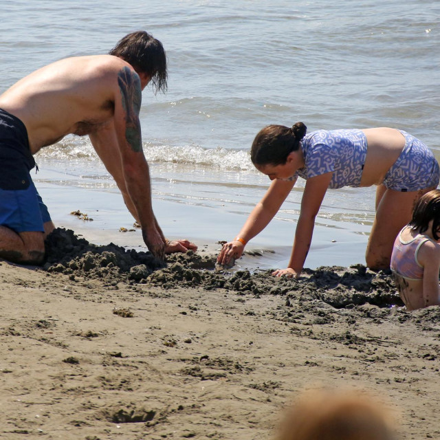 Turisti na plaži, Bačvice