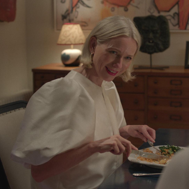 Epizodnu ulogu ima i Naomi Watts