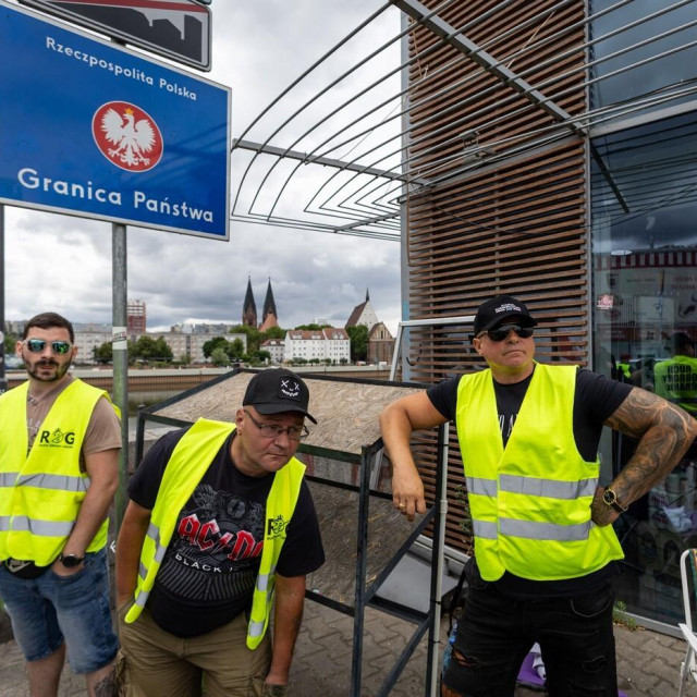 Članovi pokreta ‘Pokret za obranu granica‘ (ROG) drže položaj kao neslužbena ”građanska patrola” na poljsko-njemačkoj granici u Slubicama, u zapadnoj Poljskoj, blizu njemačkog grada Frankfurta na Odri