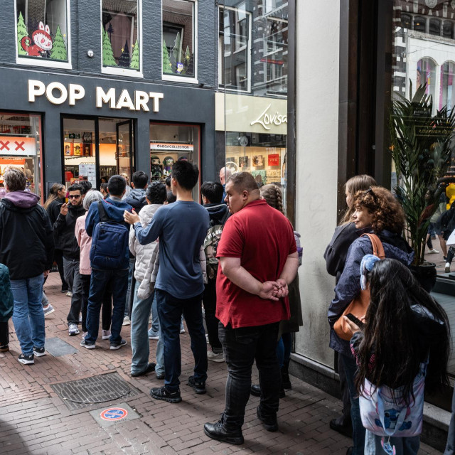 Dugačak red ispred Pop Mart trgovine u Amsterdamu