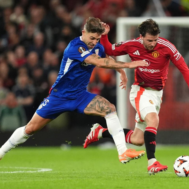 Yeray Alvarez u dvoboju s Manchester Unitedom