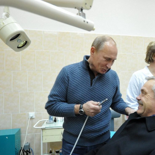 Vladimir Putin tijekom posjeta stomatološkoj ordinaciji u Belgorodskoj oblasti 2011. godine s tadašnjim guvernerom Jevgenijem Savčenkom/Ilustracija