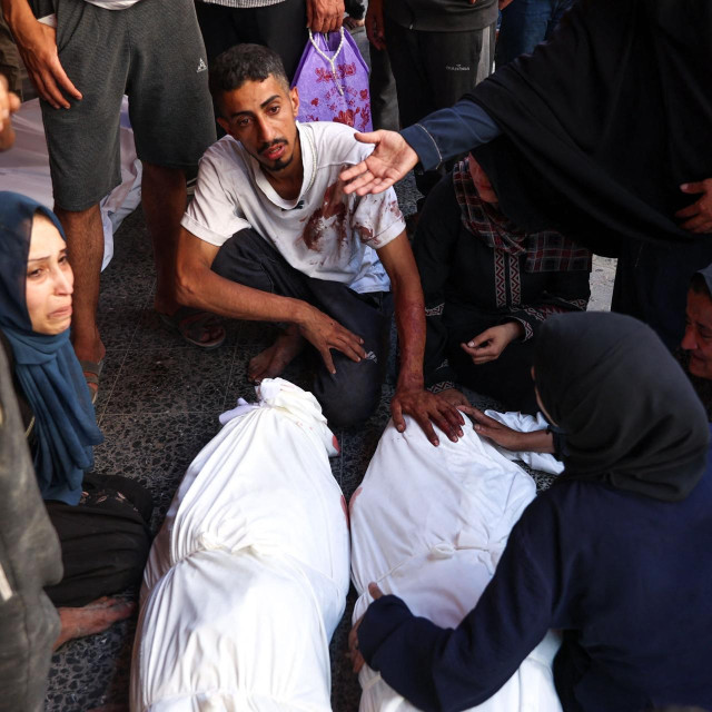 Palestinci u Gazi oplakuju ljude koji su poginuli čekjući humanitarnu pomoć