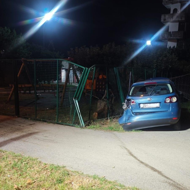 autom se zabili u ogradu vatrogasne postrojbe