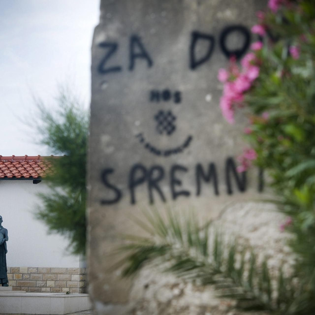 Brojni zidovi išarani su ustaškim pozdravom