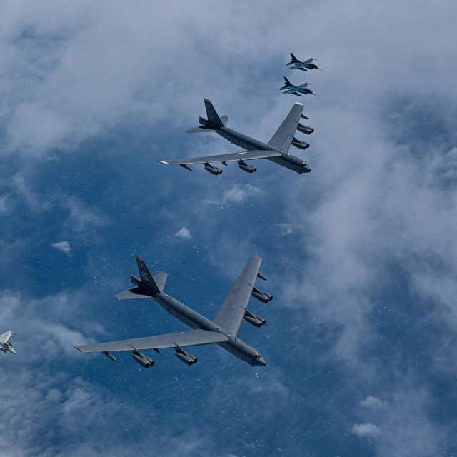 Formacija američkih bombardera i japanskih i korejskih lovaca