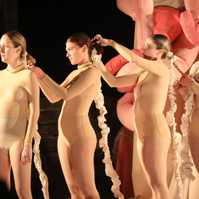 Premijera predstave ‘Majke‘: Četiri glumice istodobno su i pripovjedačice i objekti pripovijedanja, a cijela bi zamisao postala scenski učinkovitija da se ne obraćaju isključivo publici i vode monologe.