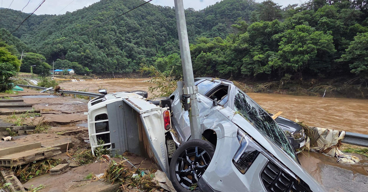 Število žrtev odronov in poplav v Južni Koreji naraslo na 17