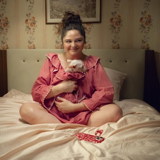 Megan Stalter u novoj seriji ”Too Much” koja se prikazuje na Netflixu