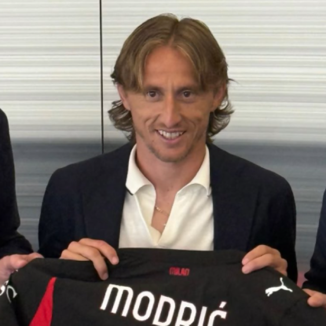 Luka Modrić s dresom Milana