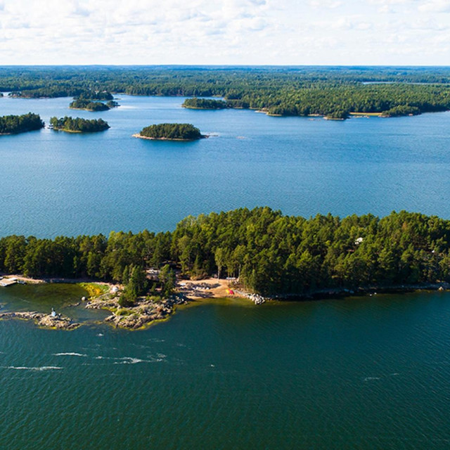 Fjärdskär je površine 8,5 hektara, a do njega se može brodom ili helikopterom