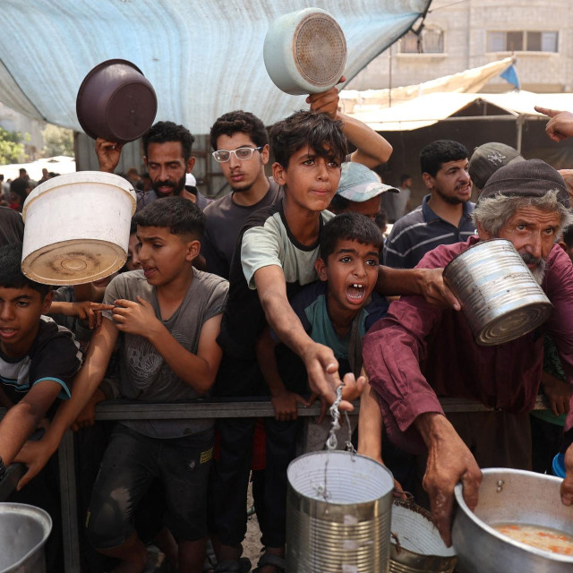 Djeca u Gazi čekaju hranu
