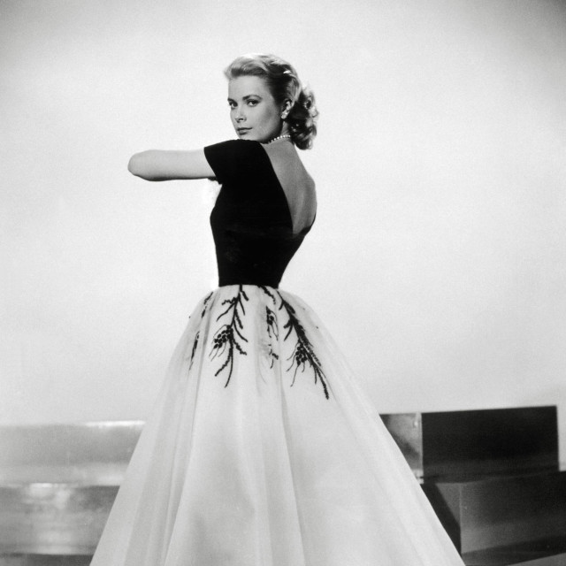 Grace Kelly u legendarnoj haljini iz filma ‘Prozor u dvorište‘ iz 1954. prema kojoj je dizajnerica Elisabetta Franchi izradila kreaciju za njenu unuku