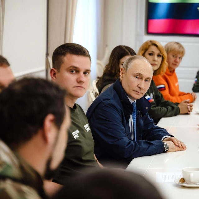 Vladimir Putin na sastanku