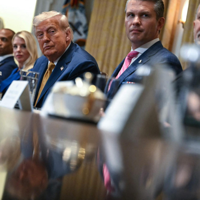 Donald Trump, Kristi Noem, Scott Turner, Pam Bondi, Pete Hegseth I Howard Lutnick