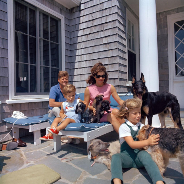 John F. Kennedy, Jacqueline Kennedy, Caroline Kennedy i John F. Kennedy, Jr. sa svojim psima