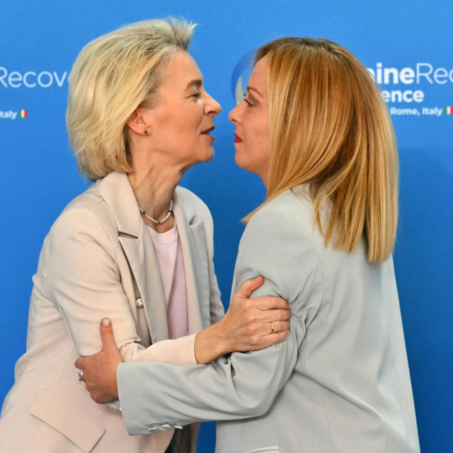 Razmjena pozdravnih poljubaca von der Leyen i talijanske premijerke Giorgije Meloni