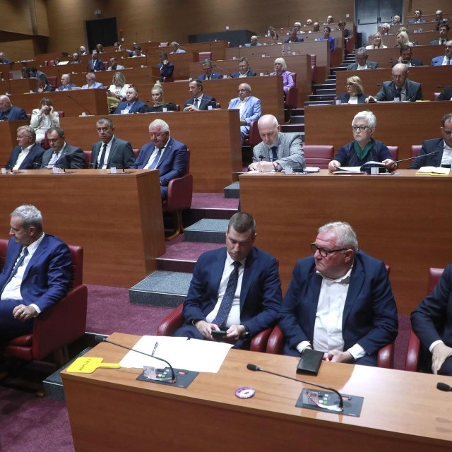 Predzadnji dan Sabora obilježio je ispad Mire Bulja koji je ustaškim pozdravom izazvao buru reakcija zastupnika