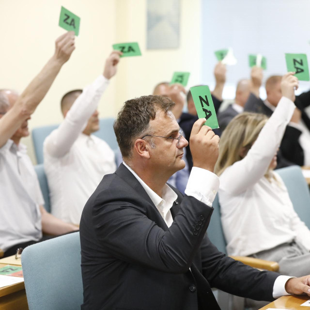 Druga konstituirajuća sjednica Gradskog vijeća Grada Vukovara.
Na fotografiji: glasanje