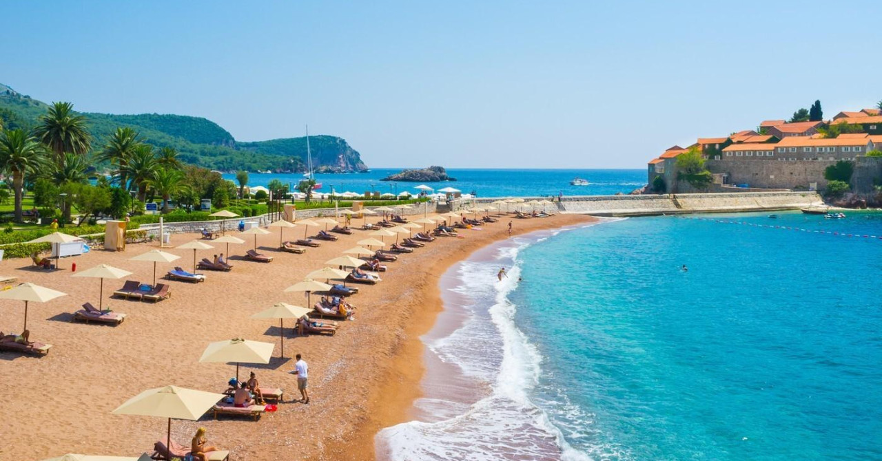 VIDEO Na jednoj od najpoznatijih plaža na Jadranu iznajmljuju ležaljke i suncobran za 200 eura dnevno. Nema žive duše