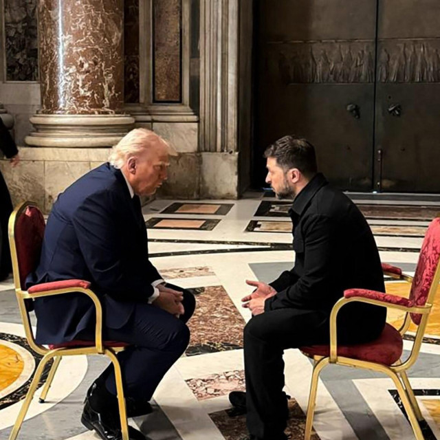 Donald Trump i Volodimir Zelenski na sastanku nasamo u Vatikanu na sprovodu pape Franje