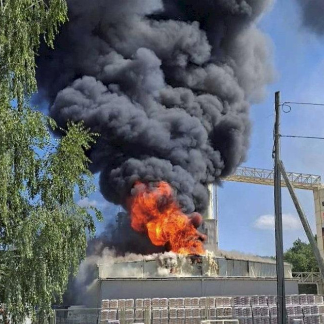 U kompleksu tvornice Baumit nešto prije 11 sati izbio je požar na krovu hale na kojoj su se zapalili solarni paneli. Požar su ugasili vatrogasci Javne vatrogasne postrojbe Grada Daruvara te članovi Dobrovoljnih vatrogasnih društava s tog područja
