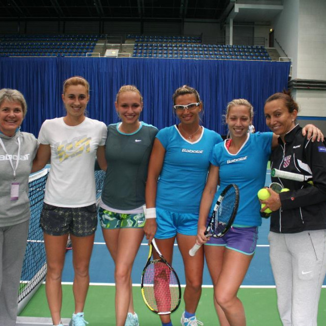 Marina Mihelić (skroz lijevo) u društvu naših tenisačica tijekom jedne od Fed Cup akcija