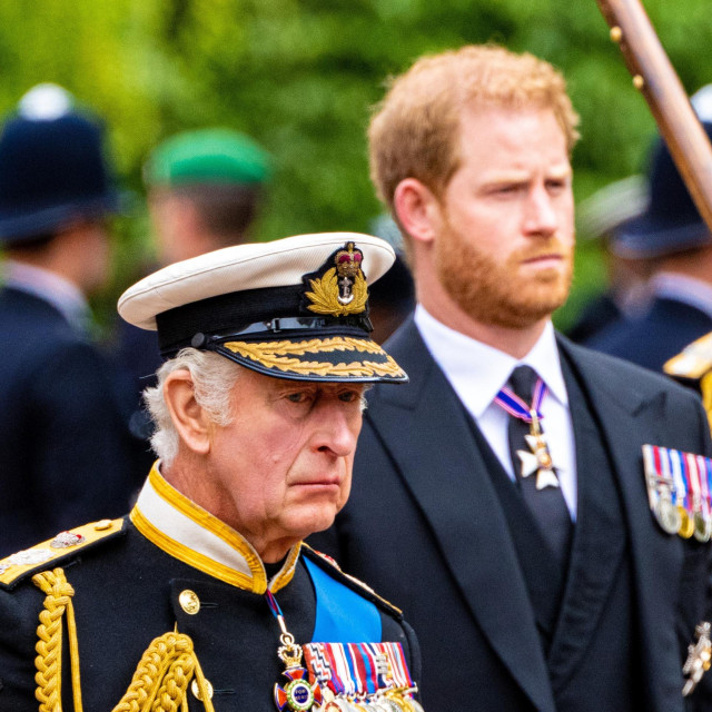 Kralj Charles i princ Harry na posljednjem ispraćaju kraljice Elizabete 2022. godine