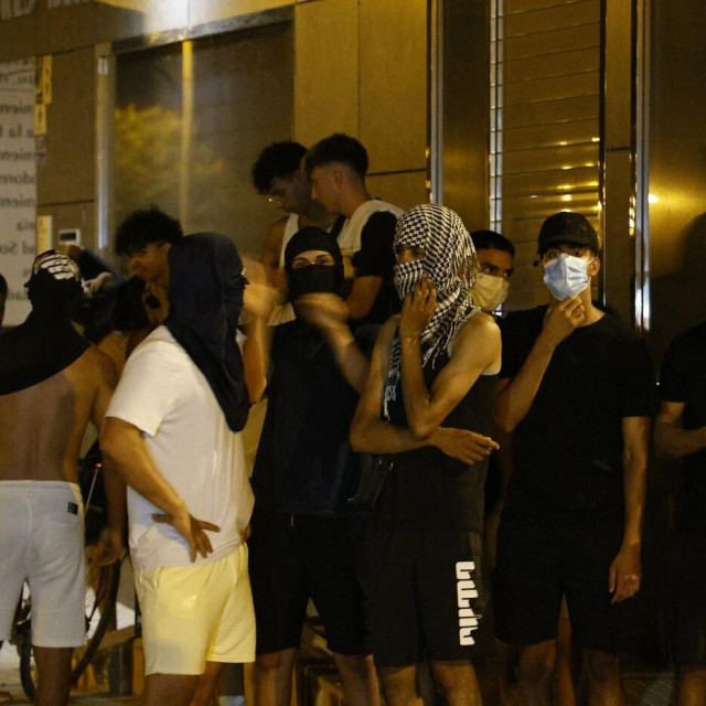 Grad je sada pod opsadom sigurnosnih snaga; raspoređeno je 75 pripadnika Civilne garde, a lokalna policija patrolira neprestano. No više se nitko ne osjeća sigurno.