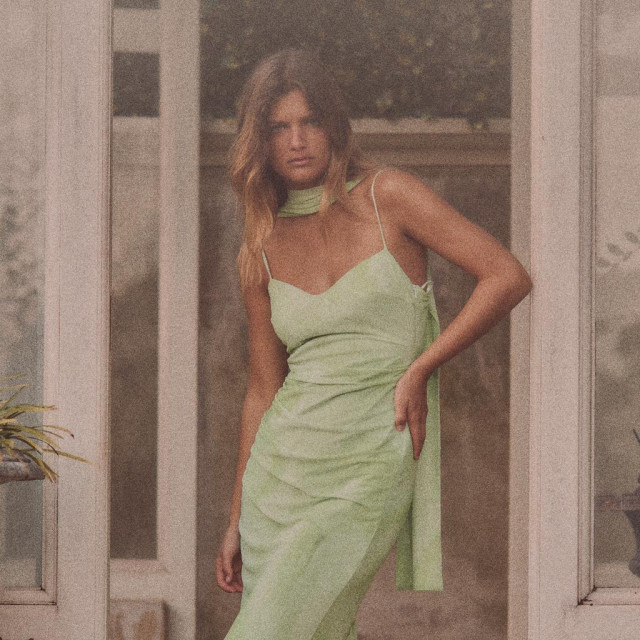 Midi haljina od tila sa šalom - prije 29,95 eura, sada 19,99 eura, Zara 