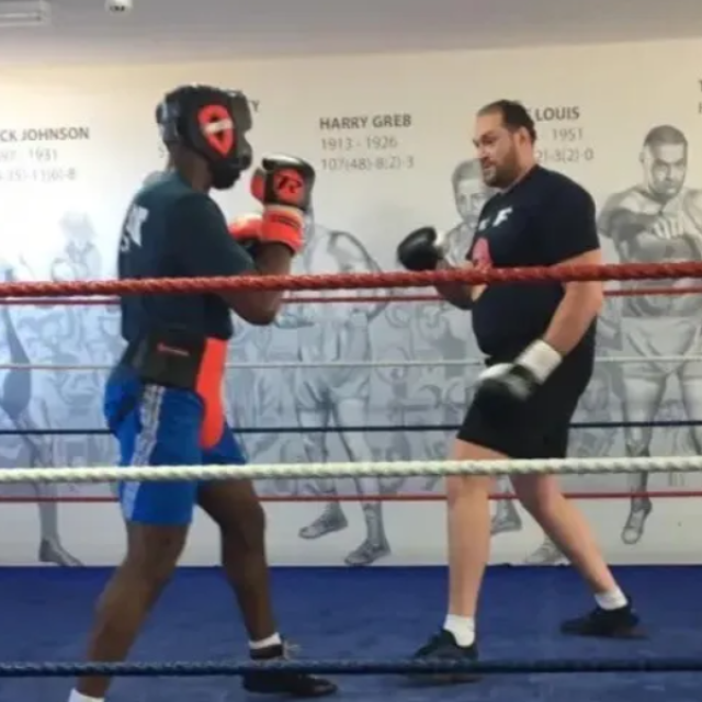 Daniel Dubois (lijevo) i Tyson Fury (desno)
